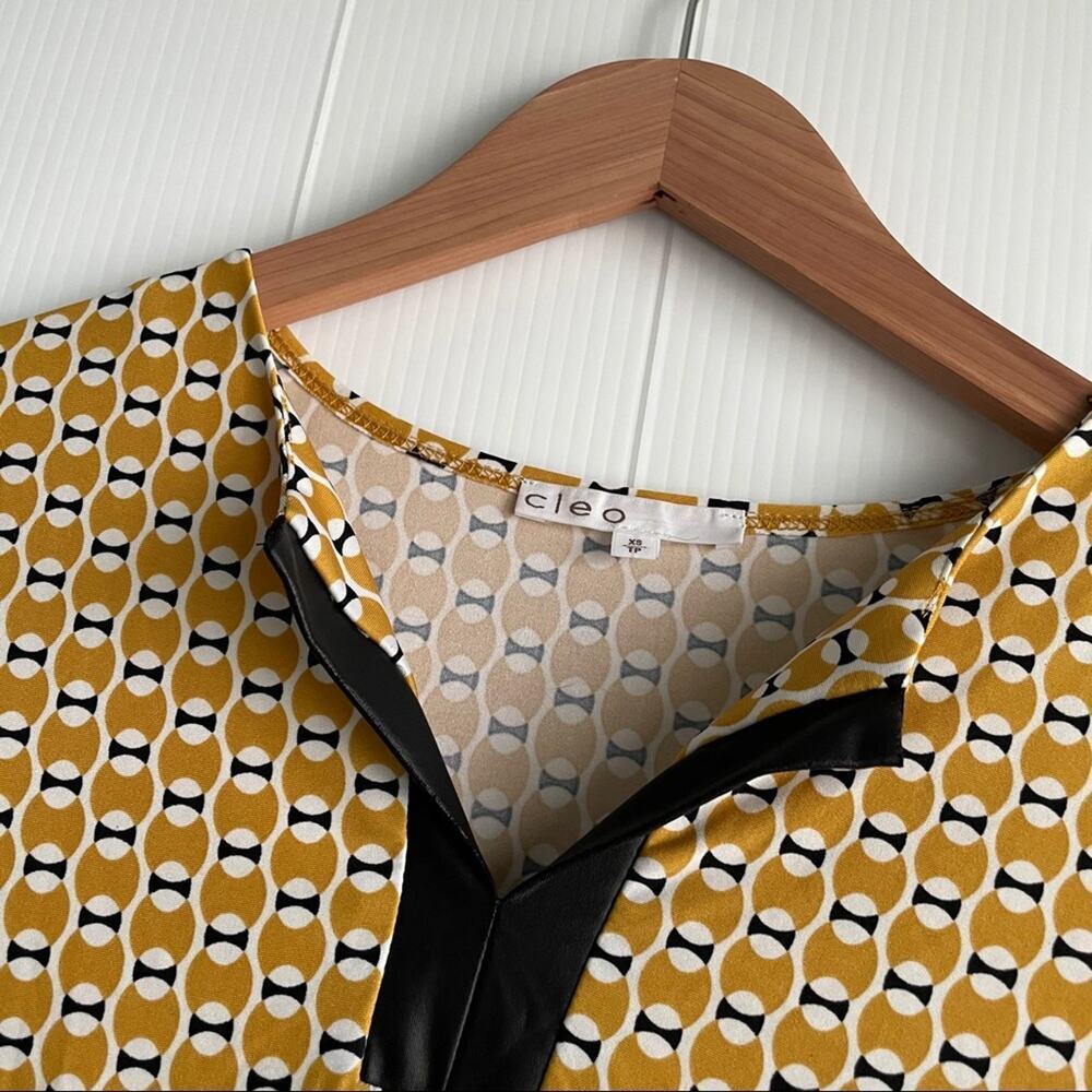 Cleo patterned v-neck top - Picture 2 of 5